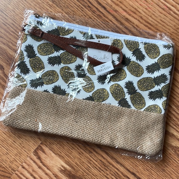 ❤️5/$13 Pineapple cosmetic bag - Picture 3 of 6